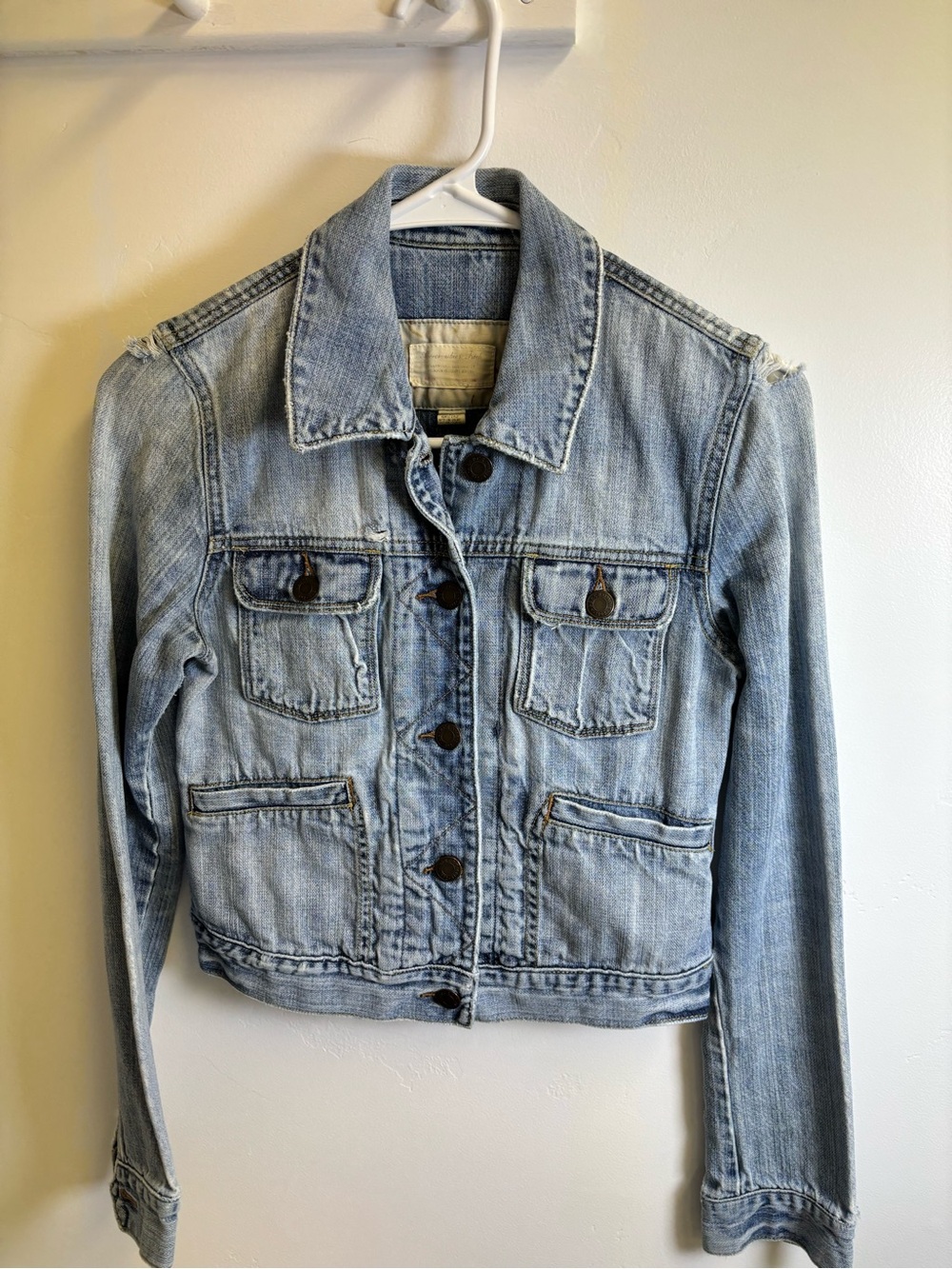 ABERCROMBIE & FITCH DISTRESS RETRO JEANS JACKET  WOM SIZE 
X SMALL  DENIM BLUE